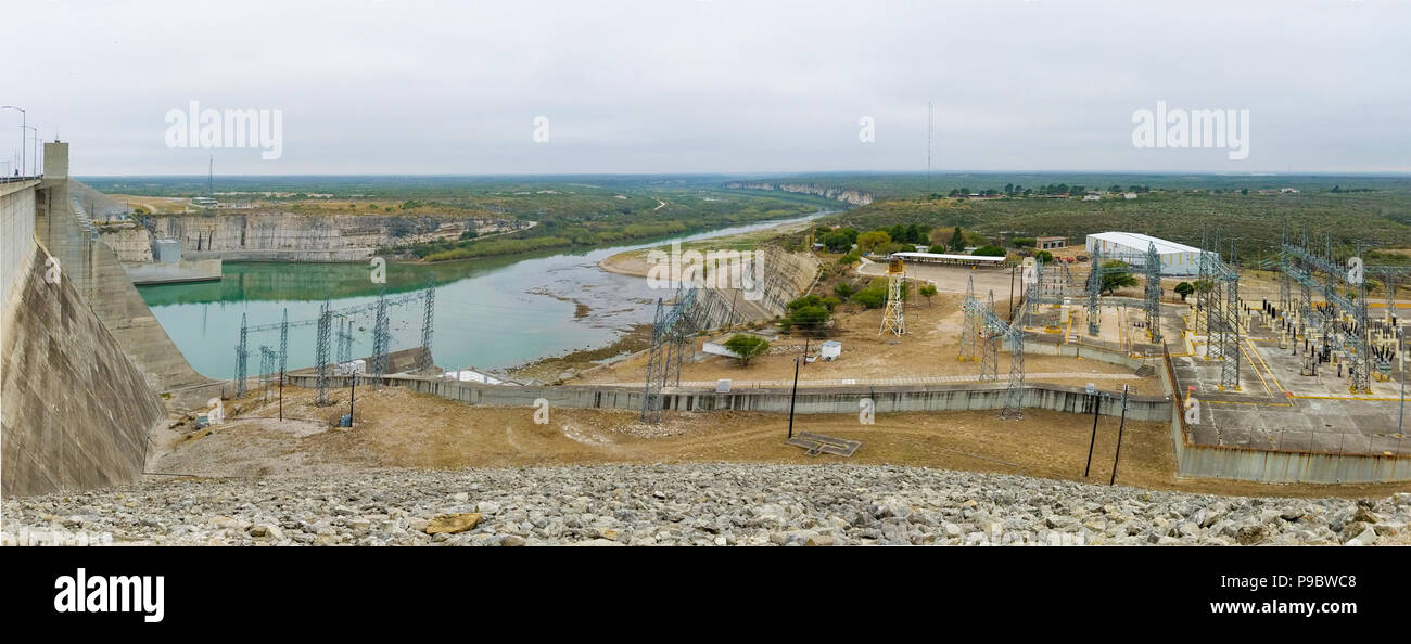 Amistad Damm, Mexiko - 17. Dezember 2017 - Das Wasser strömt aus dem Amistad Reservoir in Rio Grande auf der mexikanischen Seite der Staumauer Amistad (Presa l Stockfoto