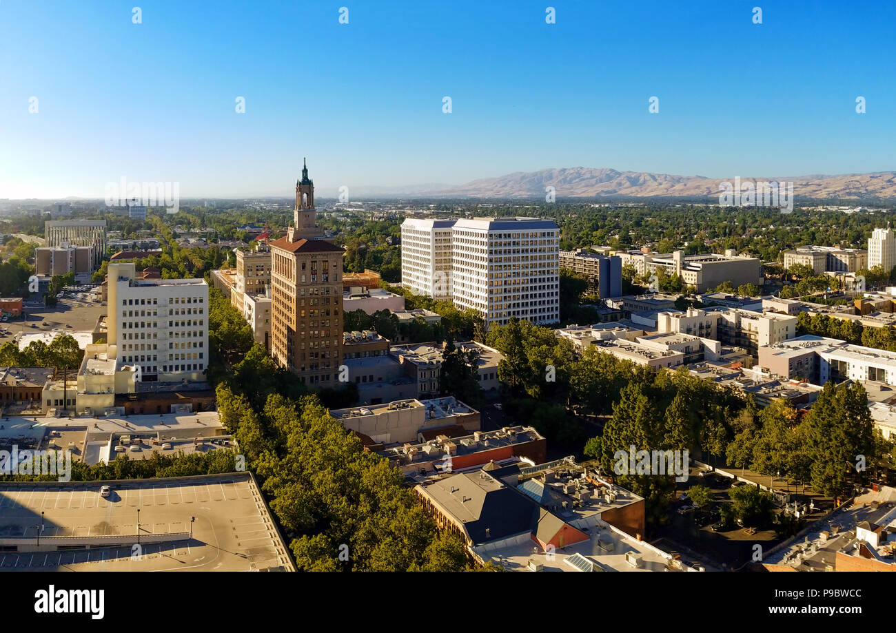 Der Blick auf den nördlichen Teil der Innenstadt von San Jose, Kalifornien, der Hauptstadt des Silicon Valley, High Tech Center der Welt, an einem sonnigen Tag. Stockfoto