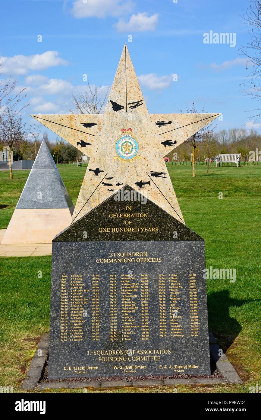 Der Royal Air Force 31 Squadron befehlshabenden Offizieren Denkmal an der National Memorial Arboretum, Alrewas, Staffordshire, England, UK, Westeuropa. Stockfoto