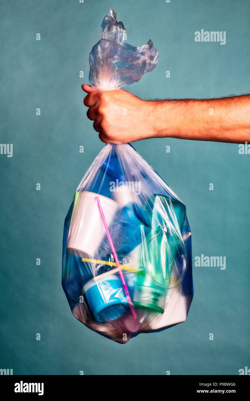 Hand hält einen Beutel mit plastik Müll Stockfoto