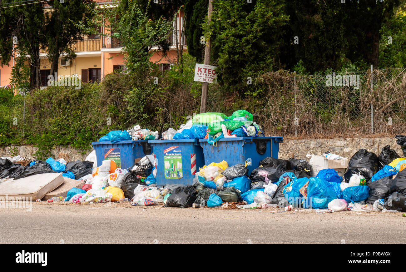 Müll am Straßenrand auf der griechischen Insel Korfu Stockfoto