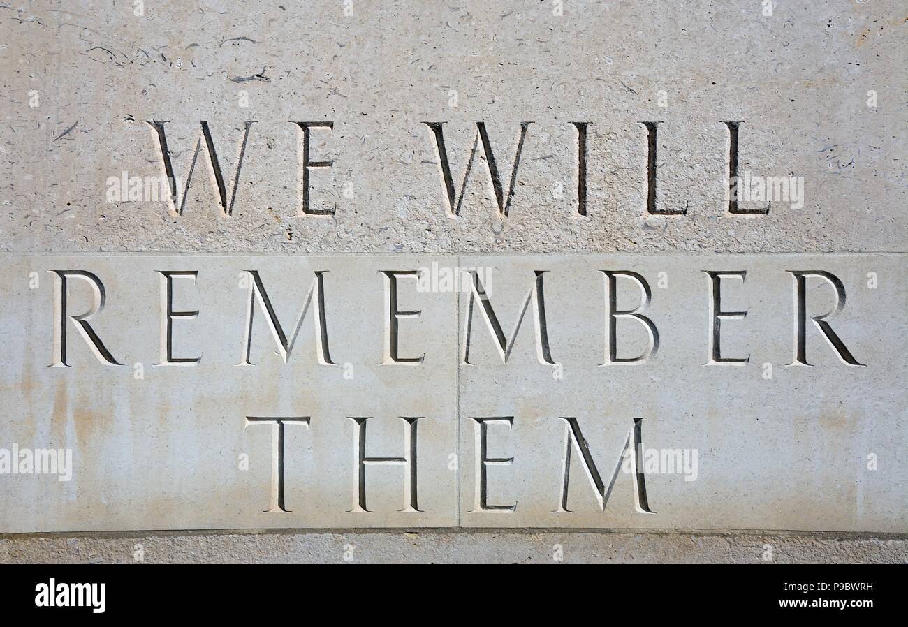 Wir erinnern Sie dann Stein Inschrift auf dem Ehrenmal innerhalb der Streitkräfte Memorial, die National Memorial Arboretum, Alrewas, Staffordshire, England Stockfoto