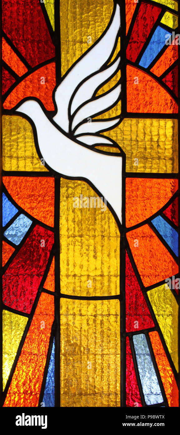Taube des Friedens - Moderne Fenster aus buntem Glas. Stockfoto