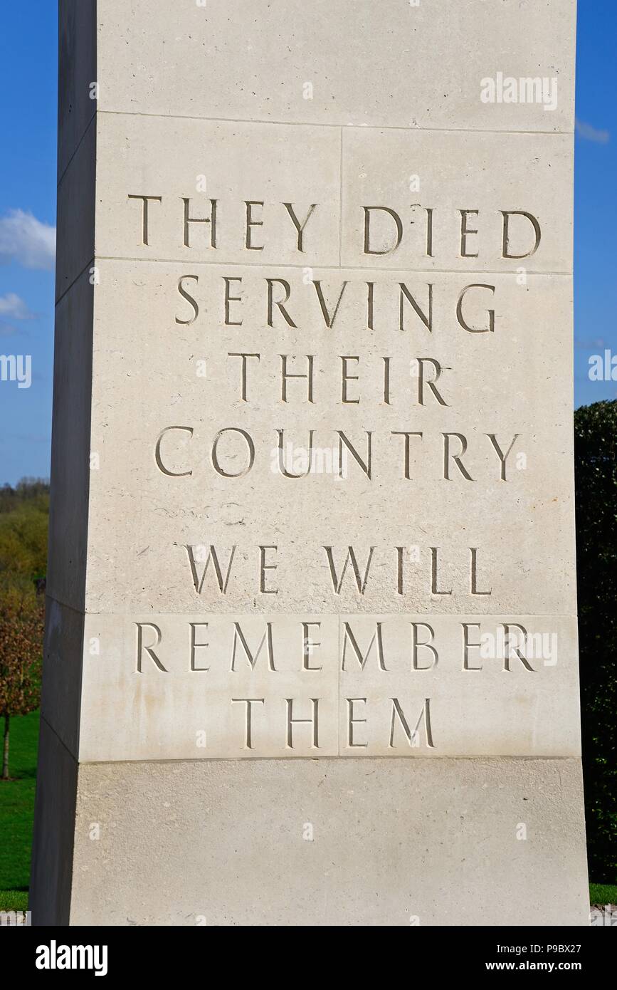 Sie gestorben sind, ihr Land zu dienen, werden wir erinnern Sie Inschrift auf dem Ehrenmal innerhalb der Streitkräfte Memorial, die National Memorial Arboretum, Alre Stockfoto