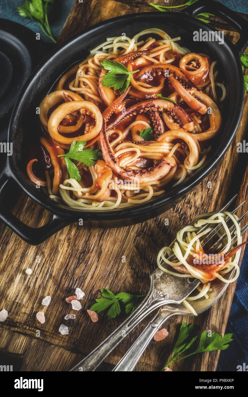 Italienische Küche, Calamari Fra Diavolo, Spaghetti Pasta Marinara mit Meeresfrüchten, hellblauer Hintergrund Kopie Raum, Ansicht von oben Stockfoto