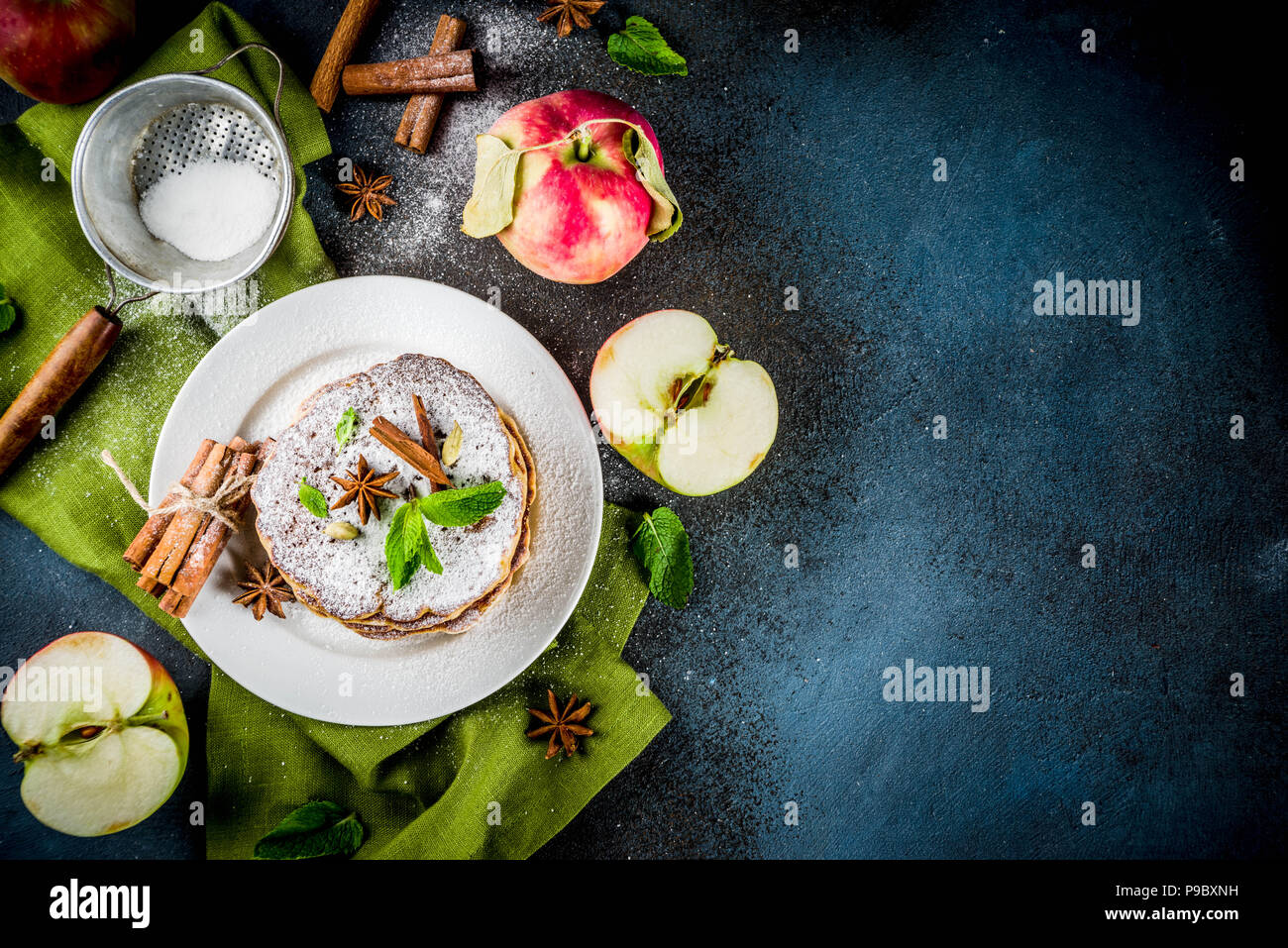 Süß und würzig Herbst Apfel Pfannkuchen, mit Anis, Zimt und Zucker, dunkelblauen Hintergrund Kopie Raum Stockfoto