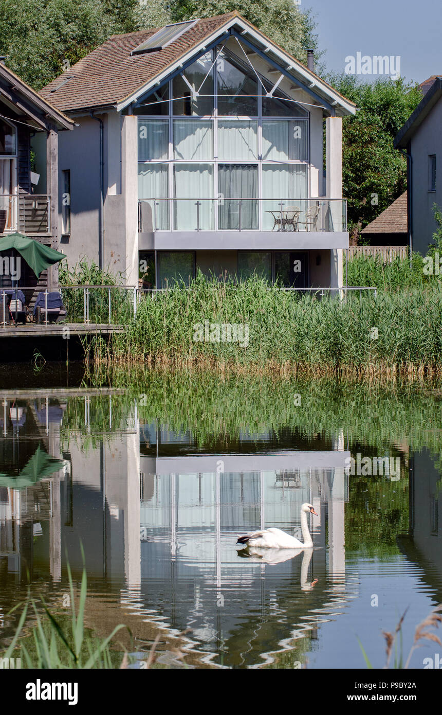 Luxus, Lakeside, Eco-freundliches Ferienhaus an der unteren Mühle in der Cotswold Water Park, Gloucestershire, VEREINIGTES KÖNIGREICH Stockfoto