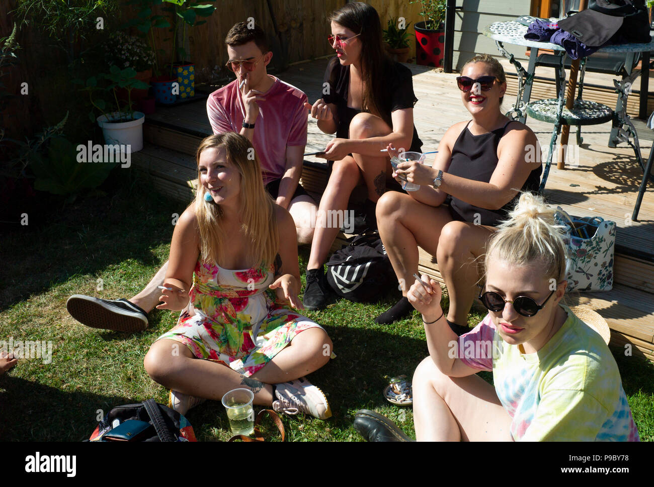 Junge Leute auf einer Gartenparty Stockfoto