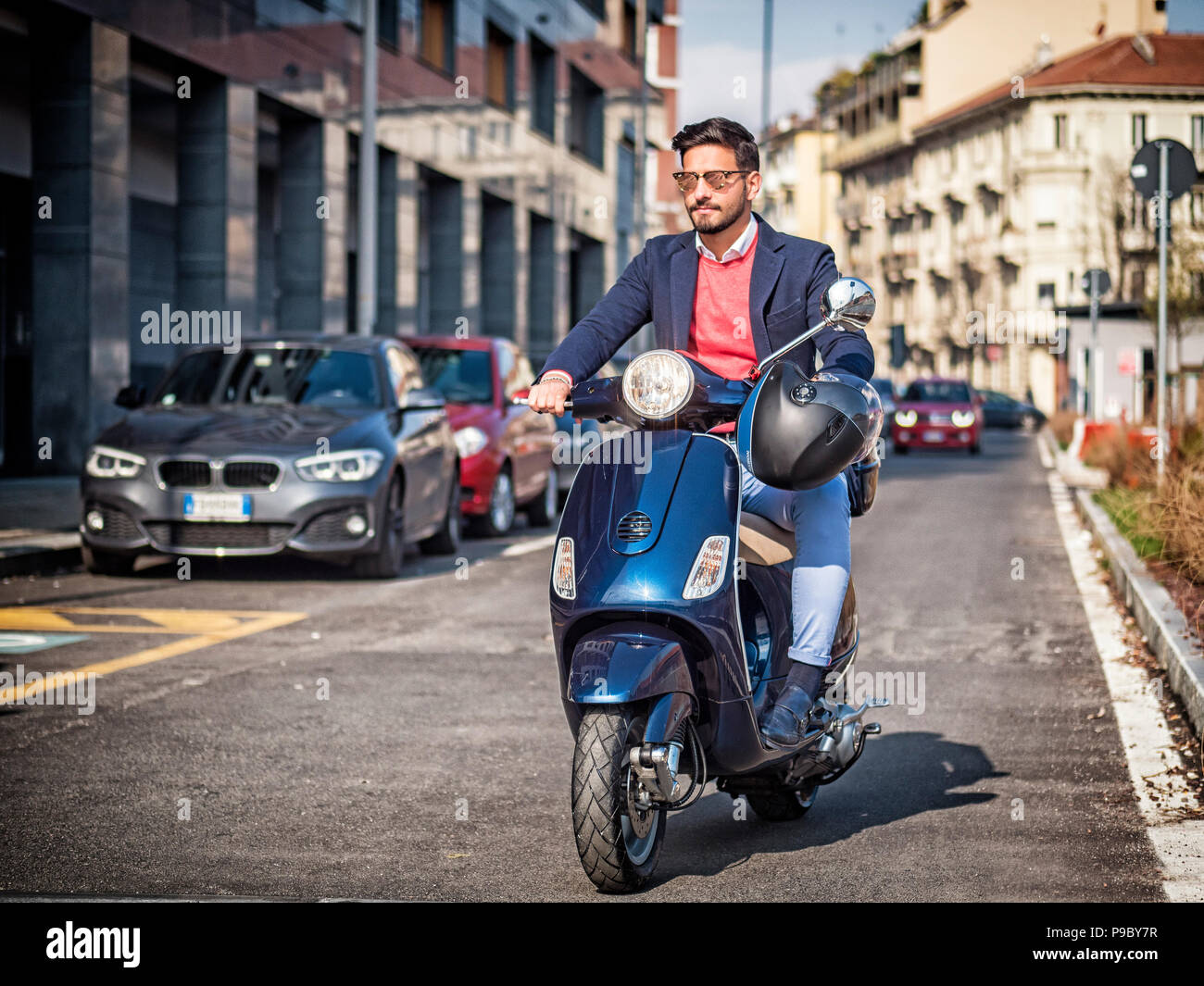 Trendy Mann auf Roller in der Stadt Stockfoto