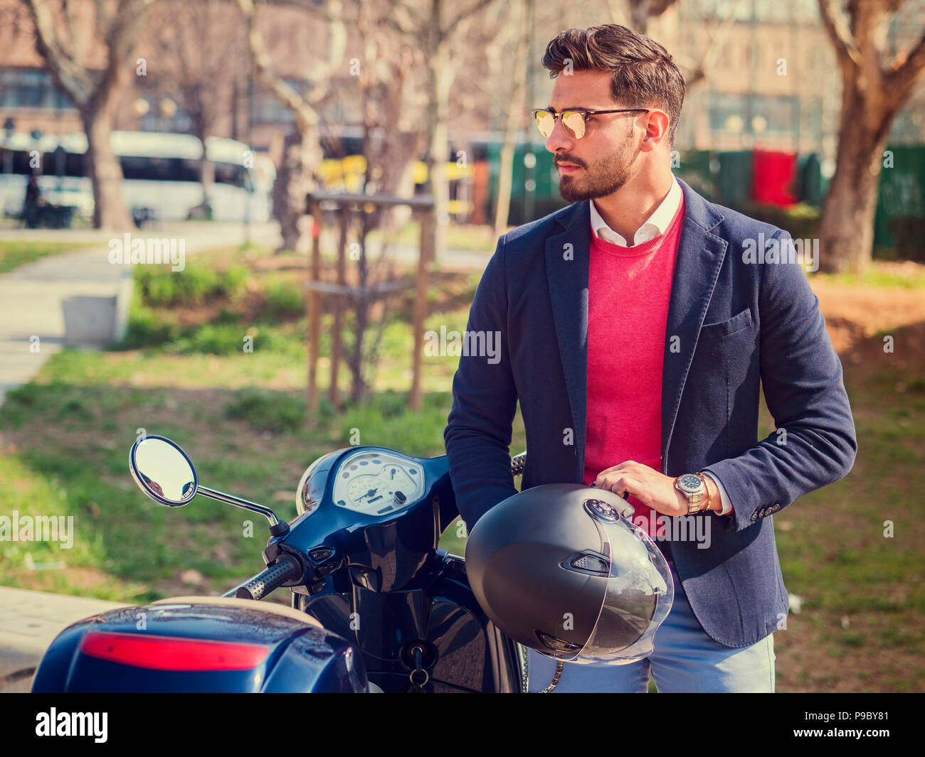 Trendige Menschen durch den Roller in der Stadt Stockfoto