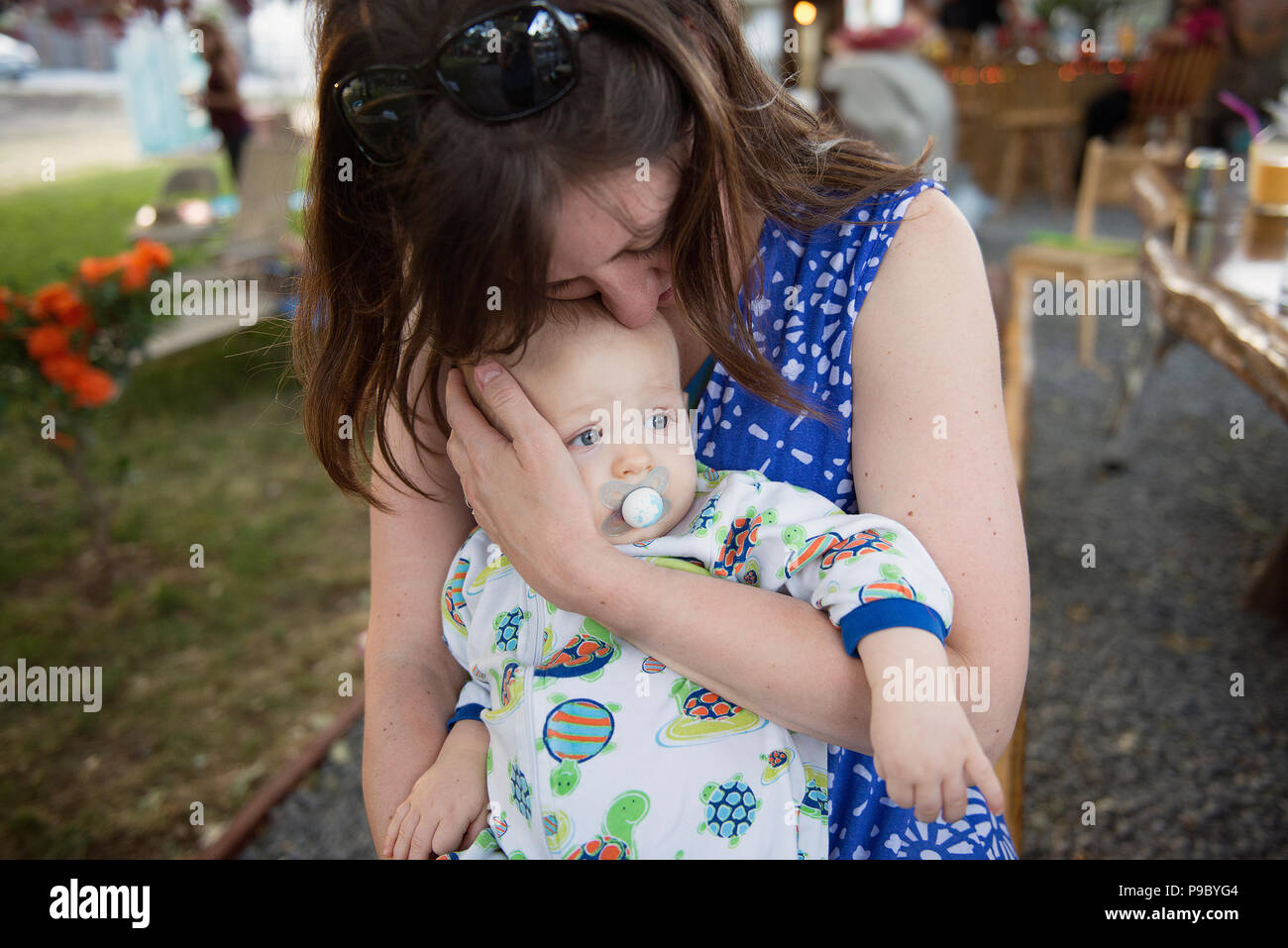 Eine Mutter ihre ein Jahr alte Kind umarmt. Stockfoto Eine Mutter ihre ein Jahr alte Kind umarmt. Stockfoto