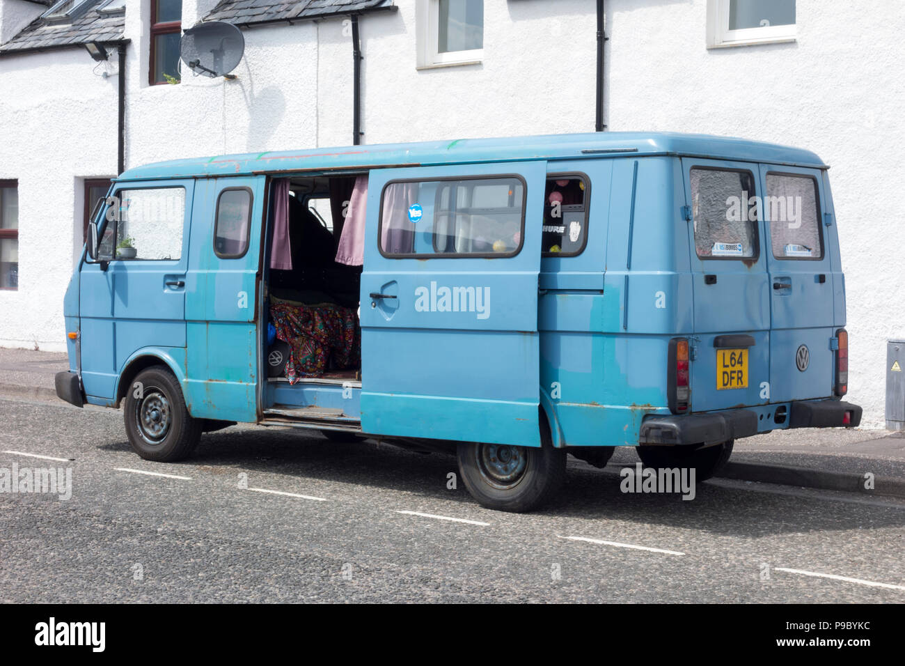 Alte Volkswagen Wohnmobil geparkt, Ullapool, Scottish Highlands, Großbritannien Stockfoto