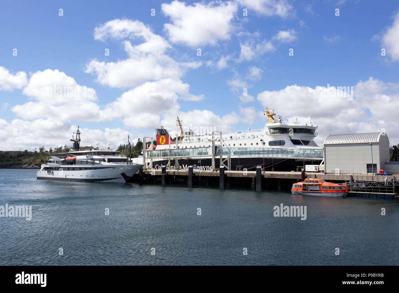 Das Kreuzfahrtschiff Vielzahl Voyager und das Loch Seaforth Fähre angedockt an den Hafen von Stornoway, Isle of Lewis, Western Isles, Äußere Hebriden, Vereinigtes Königreich Stockfoto