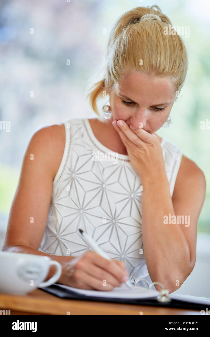 Frau in ein Tagebuch zu schreiben Stockfoto