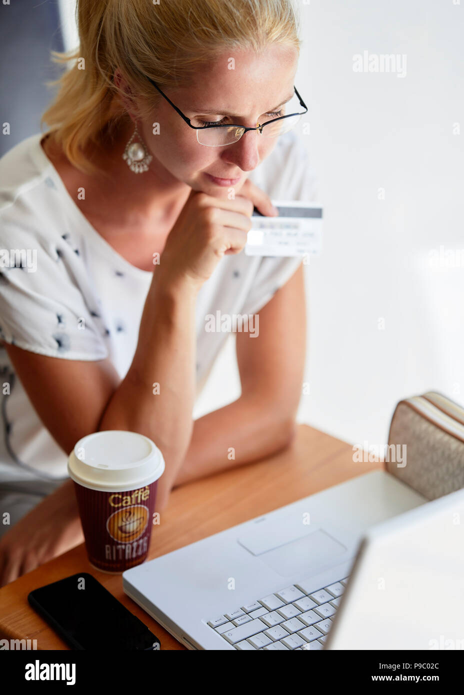 Frau mit Laptop online Stockfoto