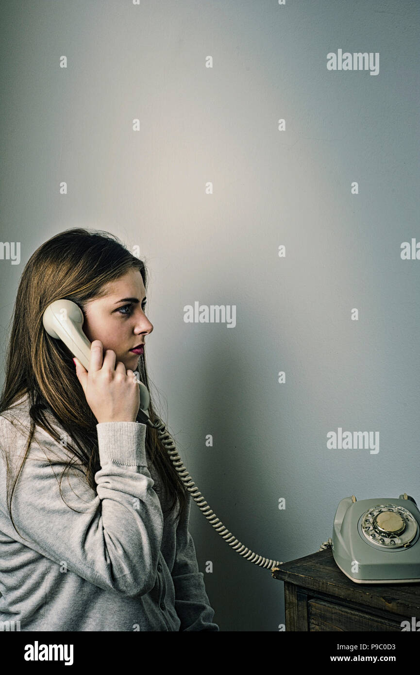 Jugendlicher Mädchen sprechen für ein Vintage Drehschalter Telefon Stockfoto