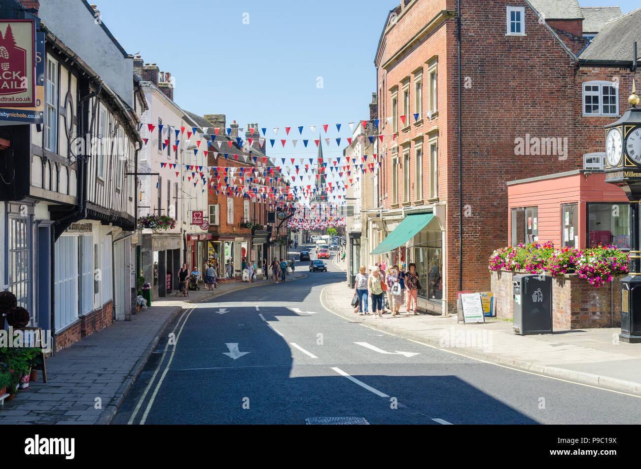 Bunting hängt über St John Street in der Derbyshire Dales Marktstadt Ashbourne Stockfoto