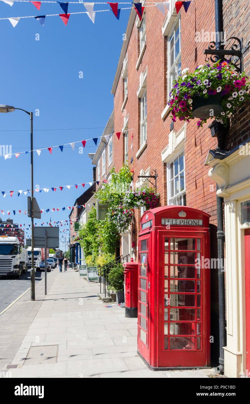 Blick entlang der Church Street in der Derbyshire Dales Marktstadt Ashbourne einschließlich rote Telefonzelle und Post Box Stockfoto