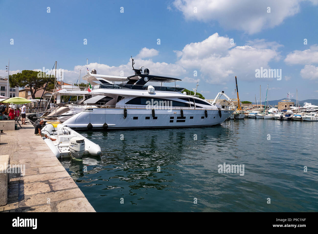 Yachten liegen im Hafen von Saint Tropez im Süden von Frankreich an der Cote d'Azur Stockfoto