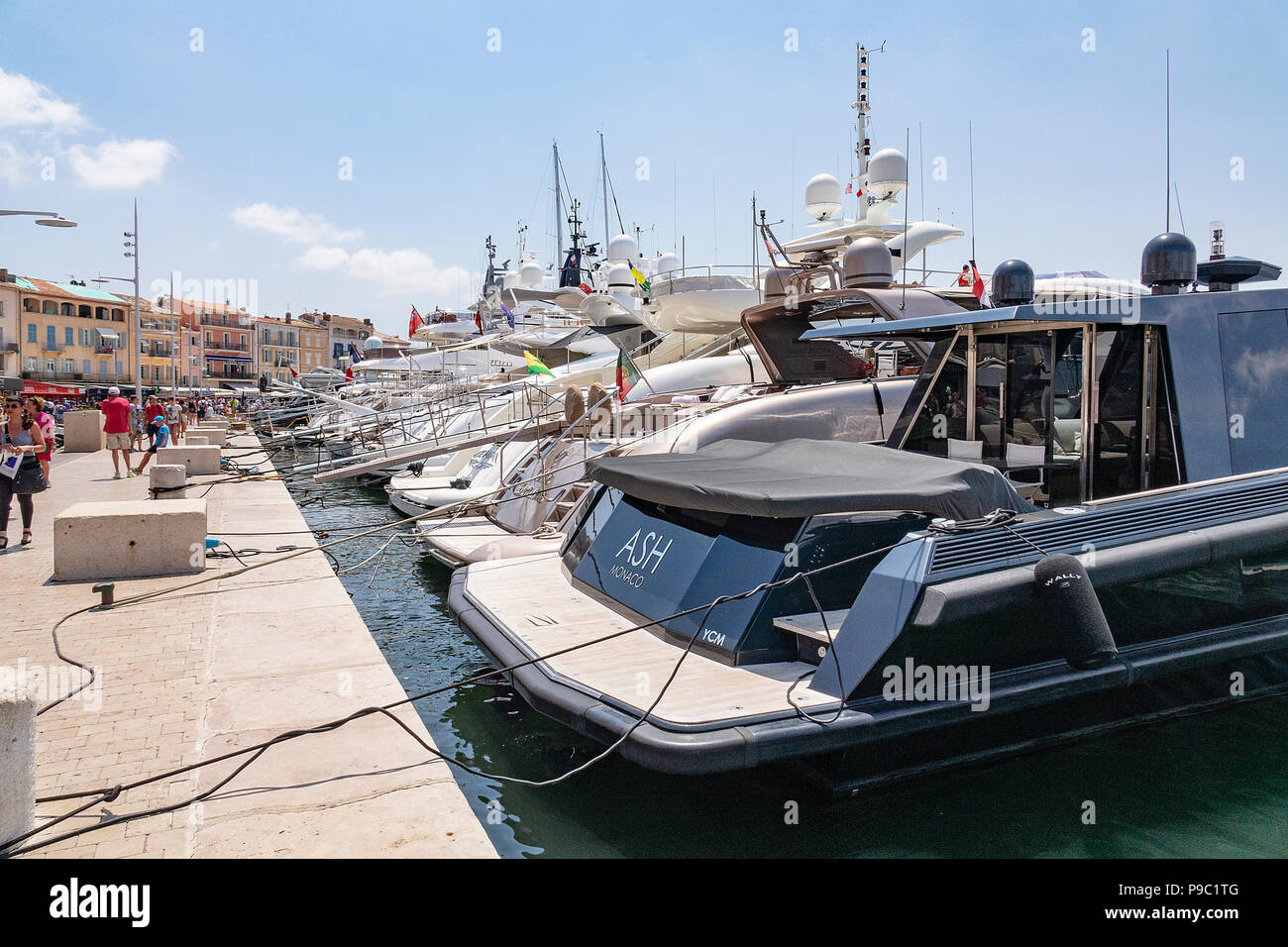 Yachten liegen im Hafen von Saint Tropez im Süden von Frankreich an der Cote d'Azur Stockfoto