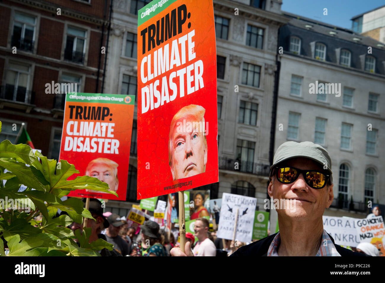 13. Juli 2018. Das Zentrum von London. Demonstration gegen den Besuch von US-Präsident Donald Trump nach England. Ein Mann hält ein Schild mit der Aufschrift "Trump, Klima d Stockfoto
