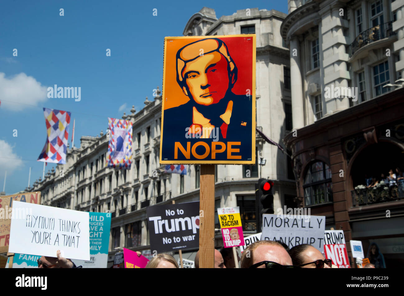 13. Juli 2018. Das Zentrum von London. Demonstration gegen den Besuch von US-Präsident Donald Trump nach England. Eine Plakette spielt auf Shephard Fairey's Darstellung Stockfoto