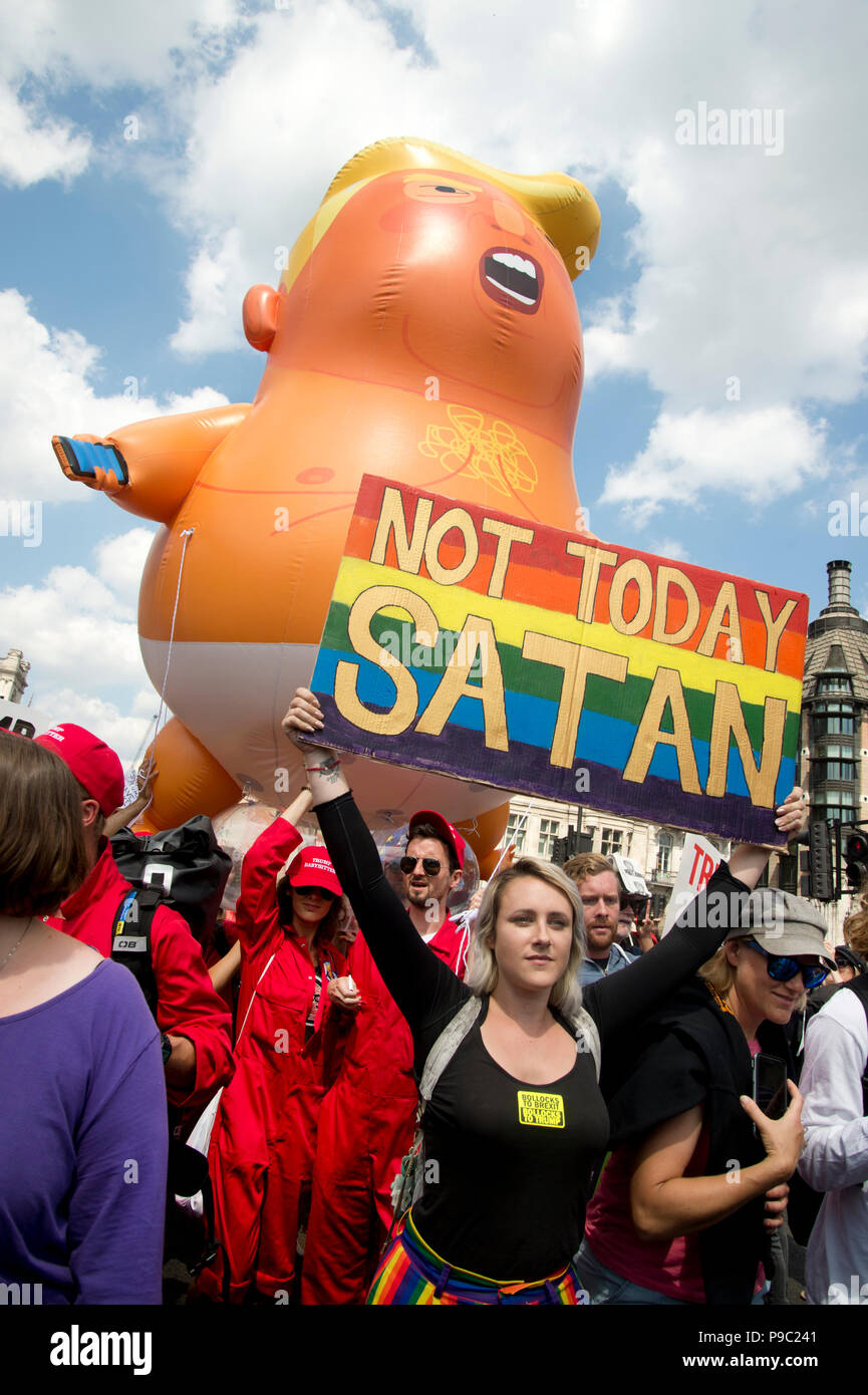 13. Juli 2018. Das Zentrum von London. Demonstration gegen den Besuch von US-Präsident Donald Trump nach England. Eine kleine Blow up Trump Bildnis im Parlament Squ Stockfoto