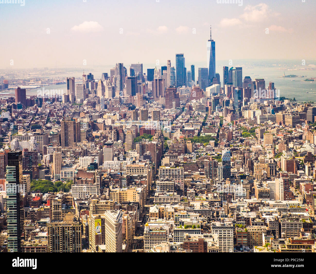Skyline Skyline von verschiedenen Gebäuden, Wolkenkratzer mit Blick auf Midtown Manhattan in New York City in Richtung Downtown Financial District Stockfoto
