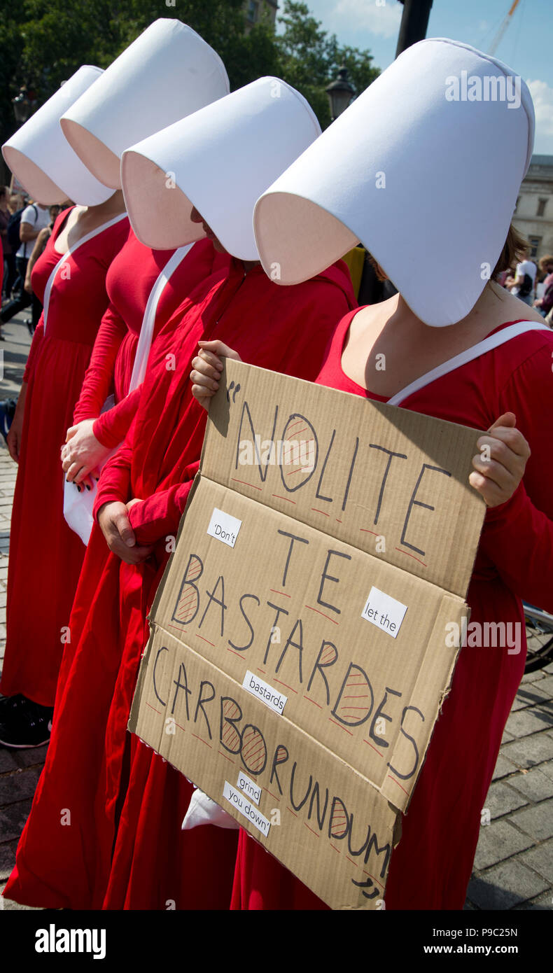 13. Juli 2018. Das Zentrum von London. Demonstration gegen den Besuch von US-Präsident Donald Trump nach England. Eine Gruppe von Demonstranten als Frauen aus. Stockfoto