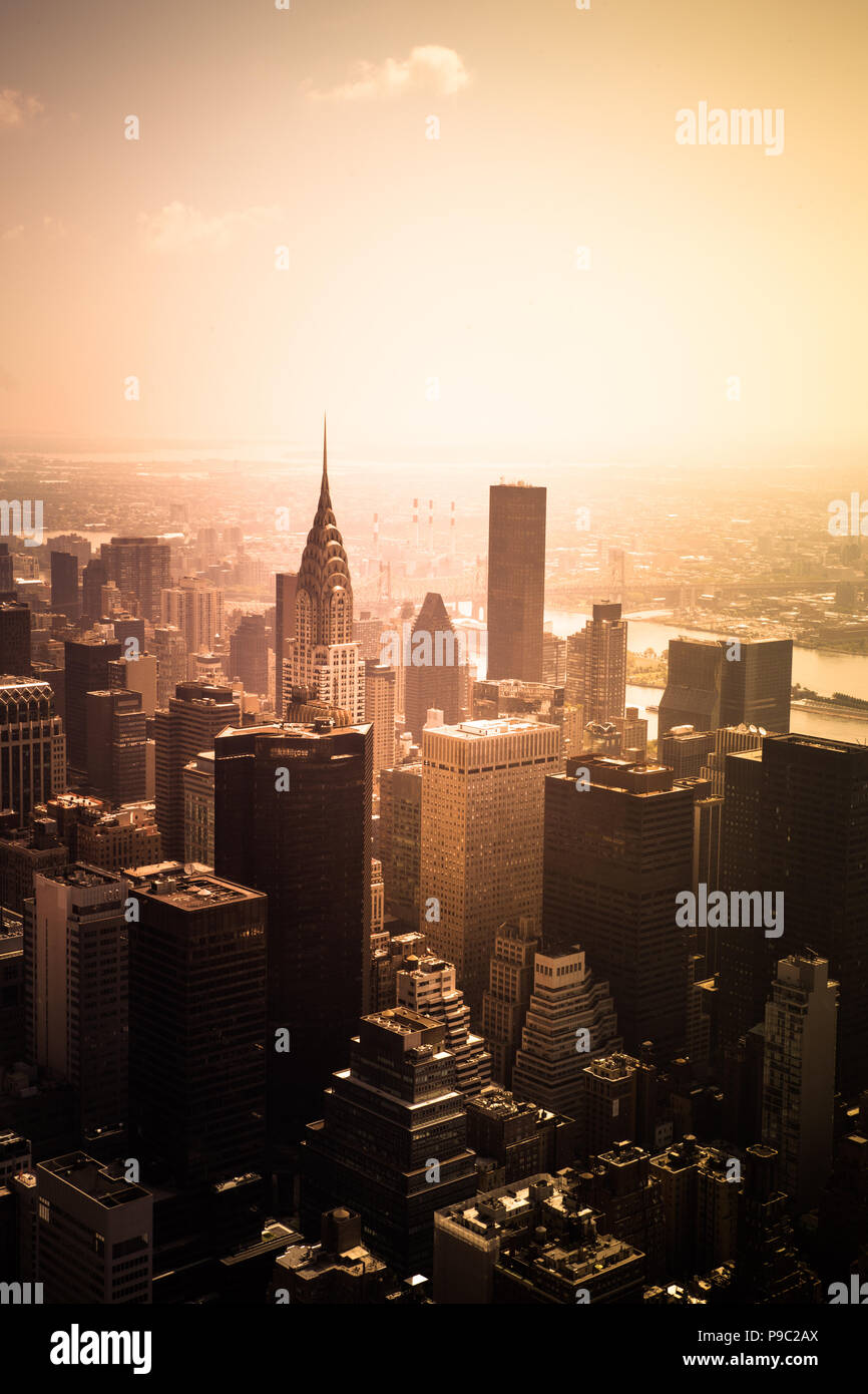 New York City Skyline mit goldenem Licht von Midtown Manhattan Stockfoto