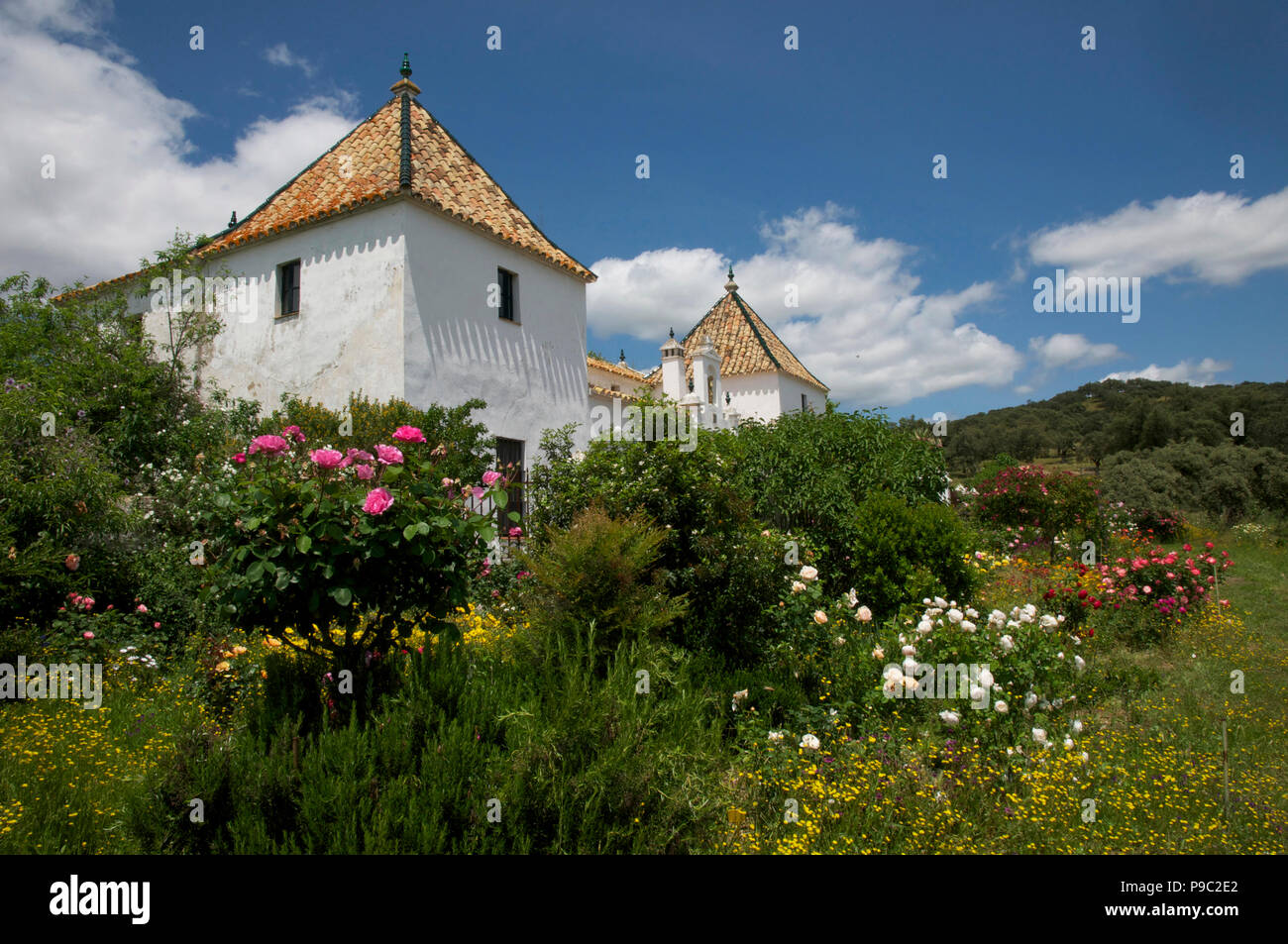 Klassische spanische Cortijo Haus mit Rosen Stockfoto