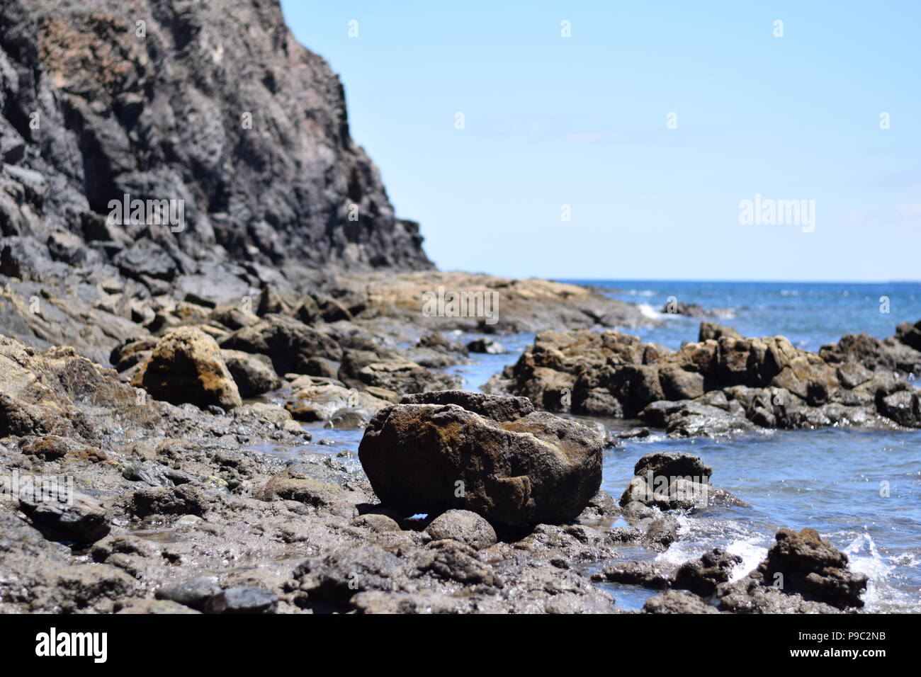 Natürliche vulkanische Felsformationen an Einem Strand in Playa Blanca, Lanzarote Stockfoto
