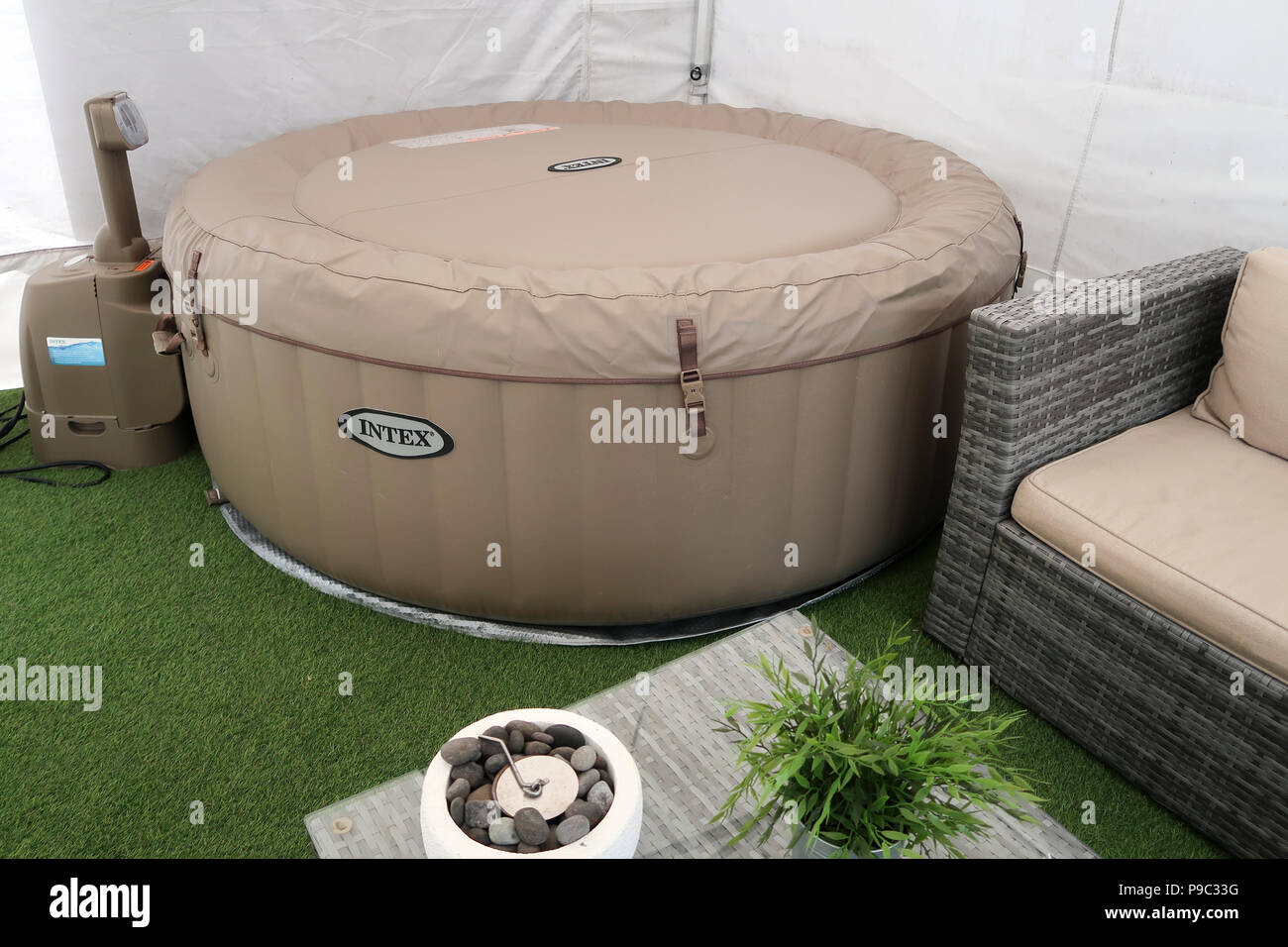Aufblasbare Whirlpool im Garten Pavillon Stockfotografie Alamy