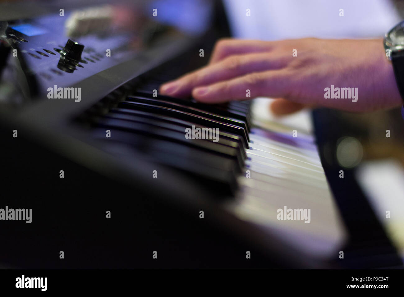 Zoom auf der Tastatur Tasten mit geringer Tiefenschärfe und blured Hand Stockfoto