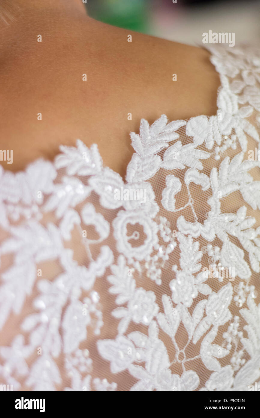 Hochzeit Braut Kommissionierung Reis seads nach traditionellen Werfen durch die Kirche Stockfoto