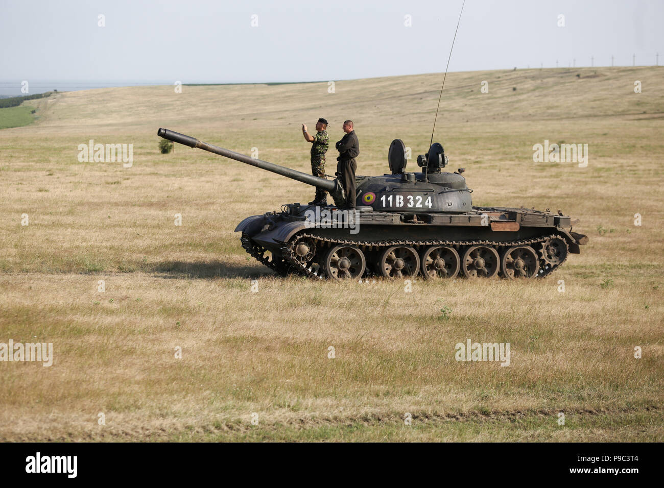 BABADAG, Rumänien - 23. JUNI 2018: Zwei rumänische Soldaten bleiben auf einem russischen T-55 Light Tank, während einer Räumungsübung Stockfoto