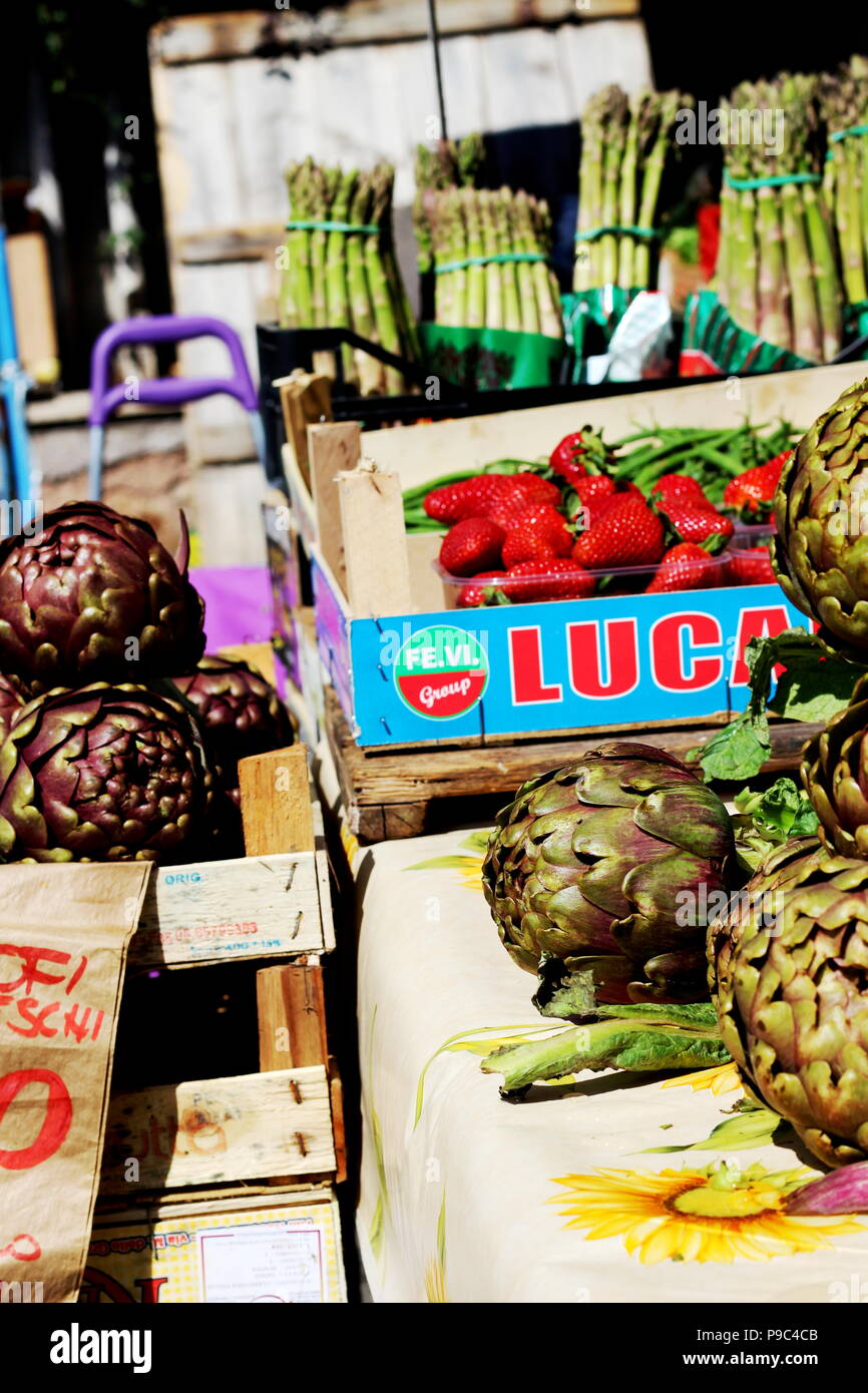 Artischocken, Spargel und Erdbeeren im Verkauf bei einem lokalen Obst und Gemüse Marktstand in Rom, Italien (Farmer's Market Via Urbano II) Stockfoto
