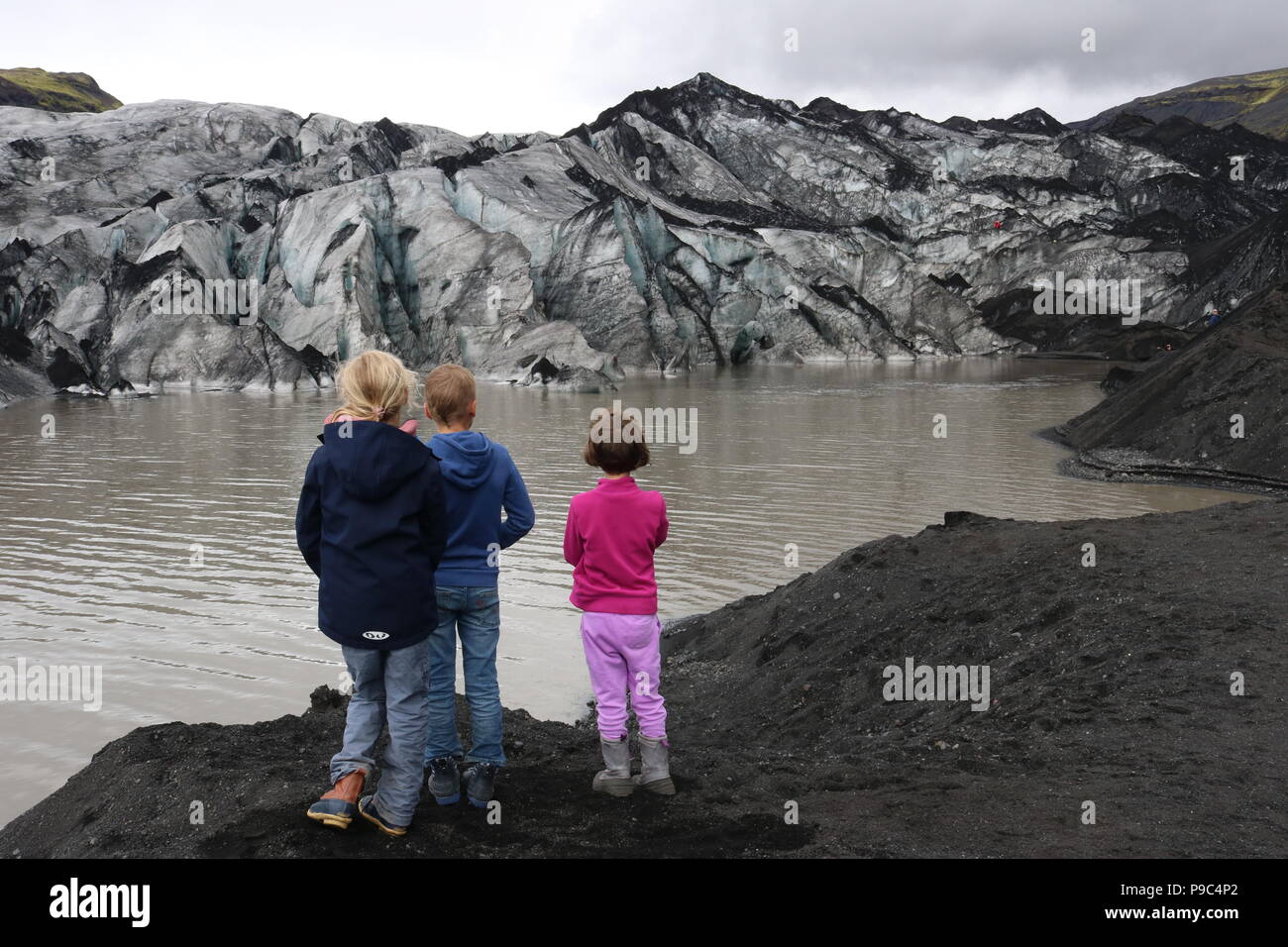 Junge Kinder, die in der Aussicht auf einen Gletscher in Island Stockfoto