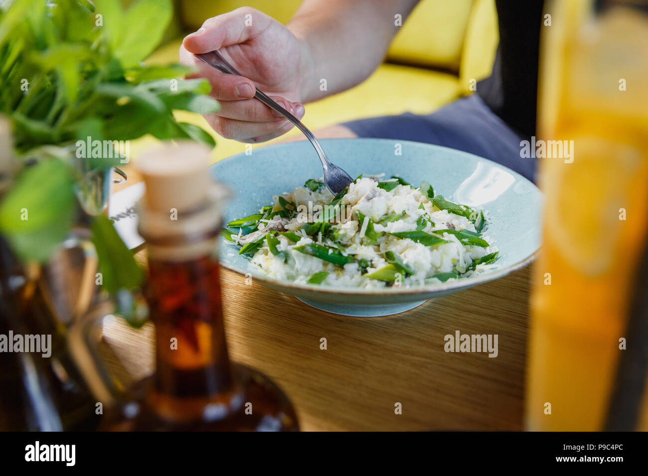 Gegrilltes Hühnchen Caesar Salat mit Käse und Croutons Stockfoto