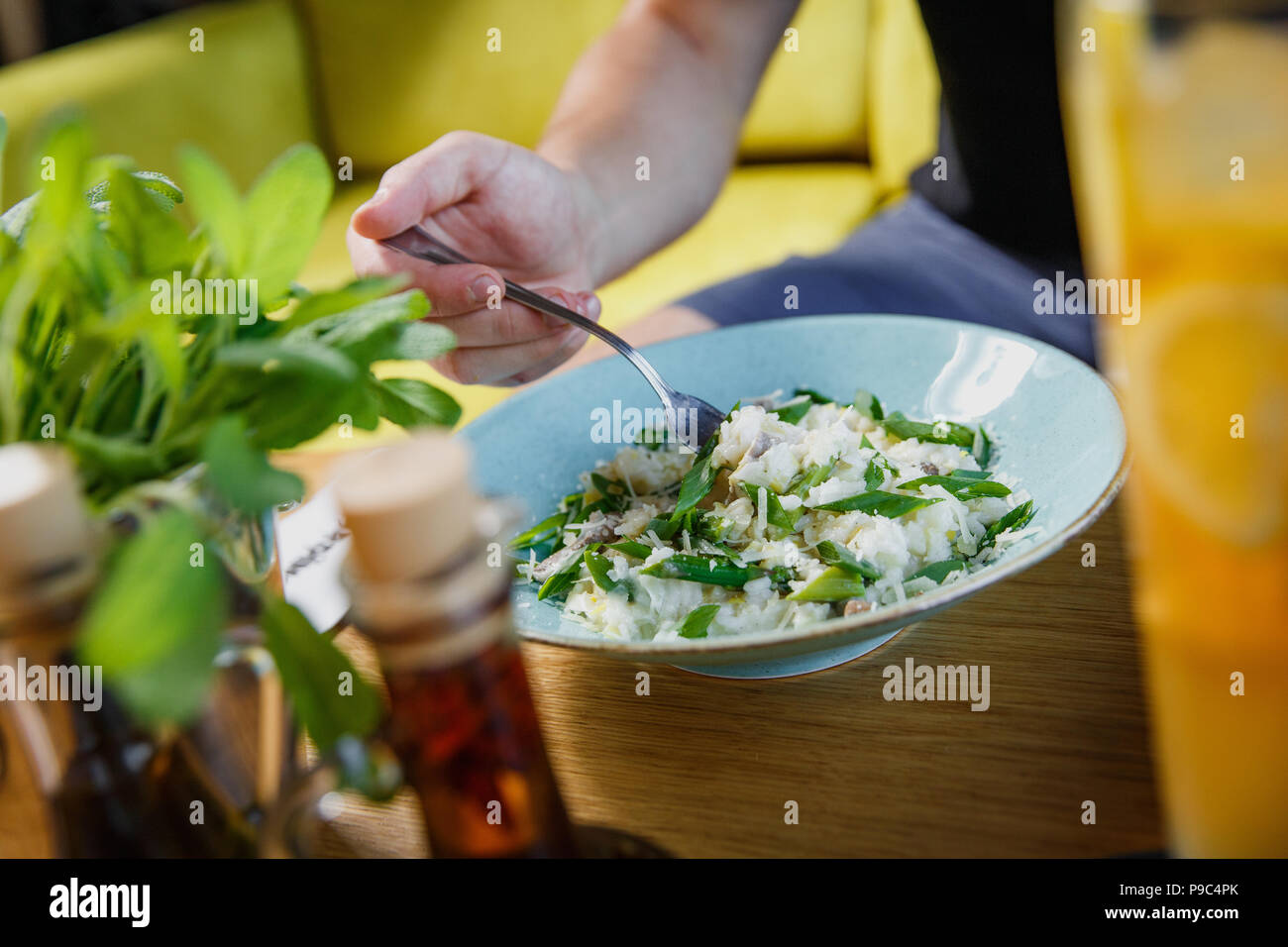 Gegrilltes Hühnchen Caesar Salat mit Käse und Croutons Stockfoto