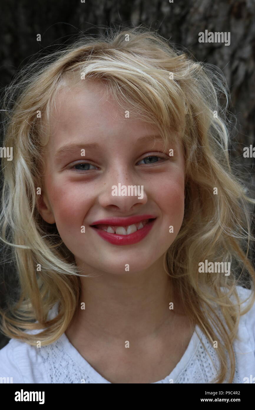 Portrait einer jungen blonden Mädchen mit leuchtend roten Lippenstift Stockfoto