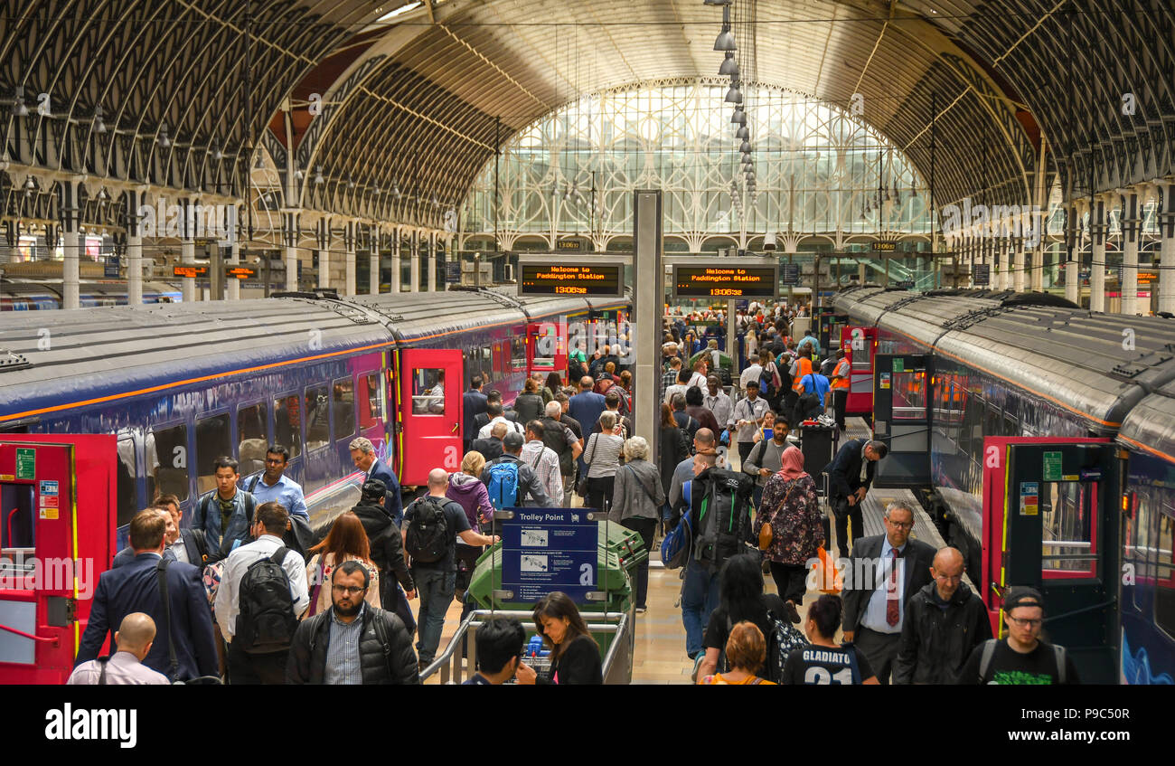 Fahrgäste entlang eine Plattform nach einem Zug in London Paddington Bahnhof Stockfoto