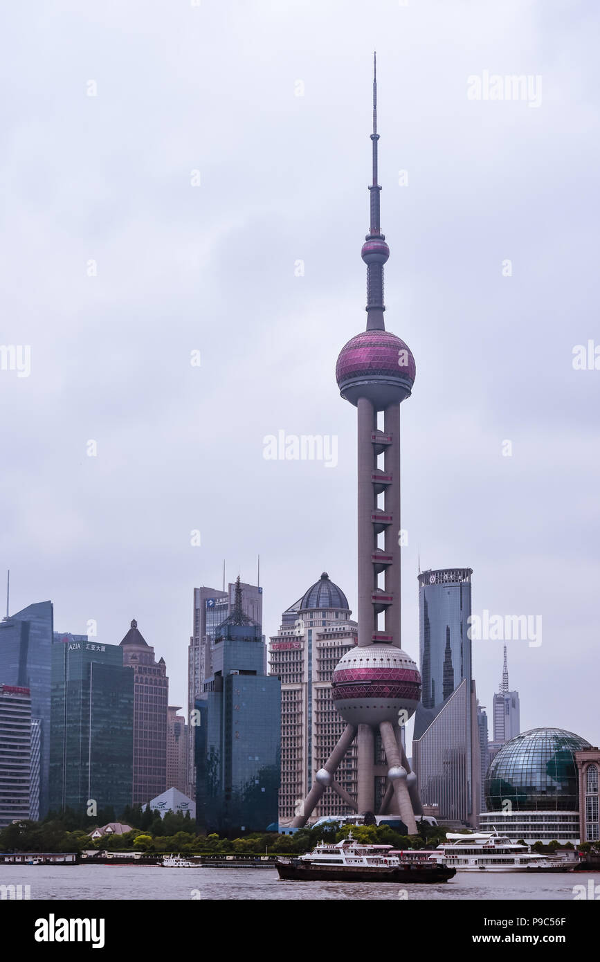 Neue Pudong, Shanghai/China - Jan. 24, 2018: Oriental Pearl Radio & TV Tower an einem bewölkten Tag, Shanghai, China. Stockfoto