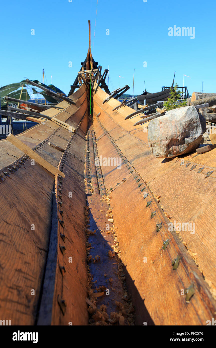 Rekonstruktion eines Skudelev 3, eine kleine Wikingerzeit Handel Schiff im  Schiff Bauhof der Viking Ship Museum in Roskilde, Dänemark Stockfotografie  - Alamy