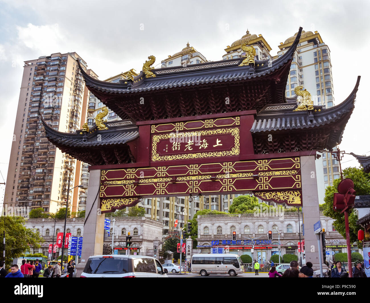 Shanghai, China - 26.04.24, 2018: Arch willkommen, alte Straße Shanghai, Shanghai, China. Stockfoto