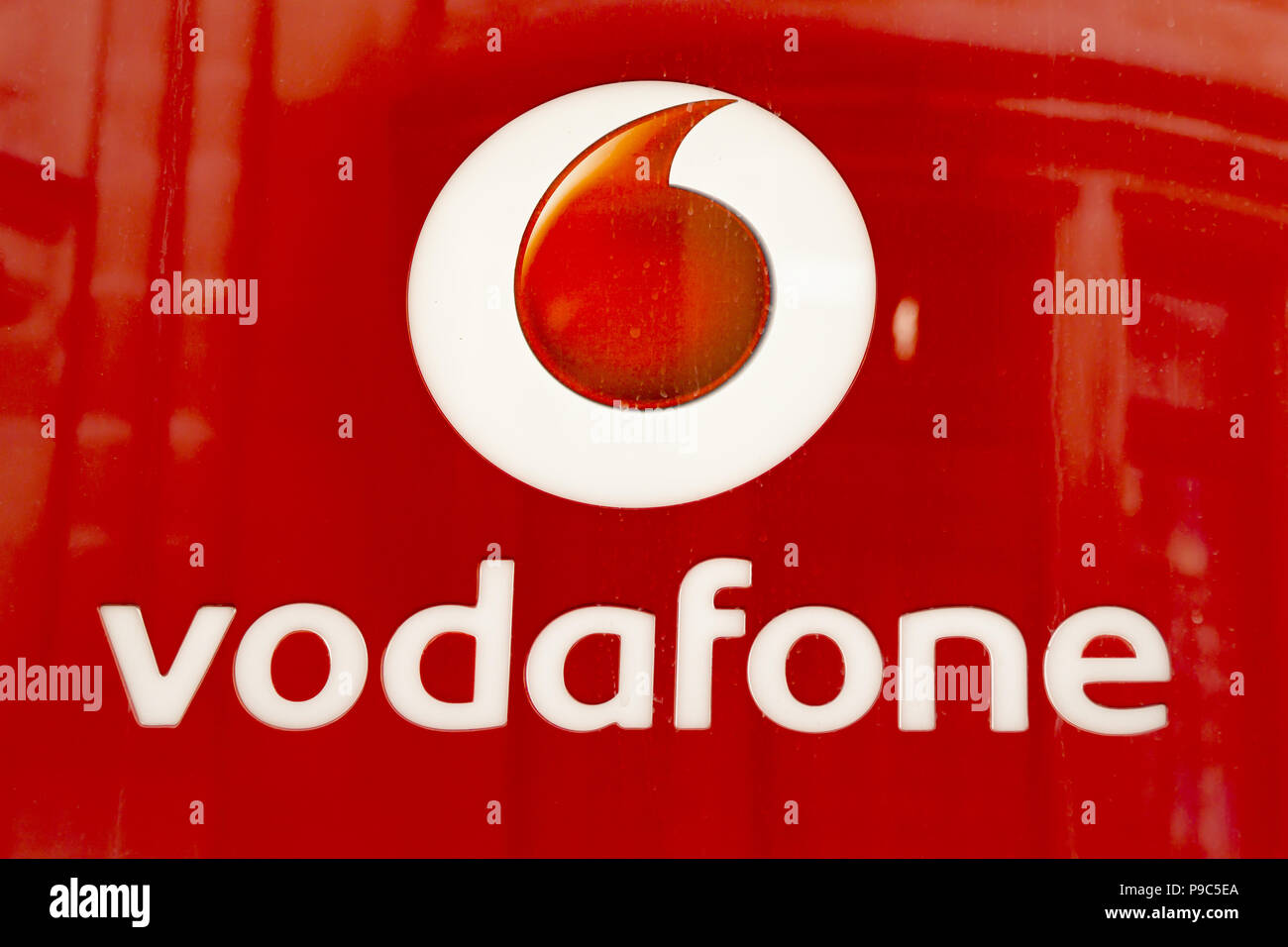 Wiesbaden, Deutschland - 03. Juni 2018: Vodafone Logo auf einer Fassade. Vodafone ist eine britische multinationalen Telekommunikationsunternehmen der Welt und des 2nd-große Stockfoto