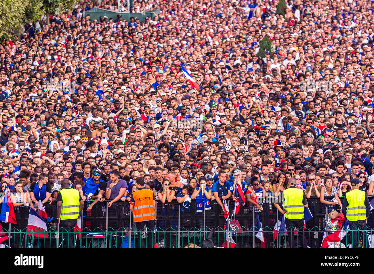 Paris, Frankreich. Am 15. Juli 2018. Große Menschenmengen in Paris, Frankreich die Weltmeisterschaft gewinnen. Paris, Frankreich. Credit: Samantha Ohlsen/Alamy Live Ne Stockfoto