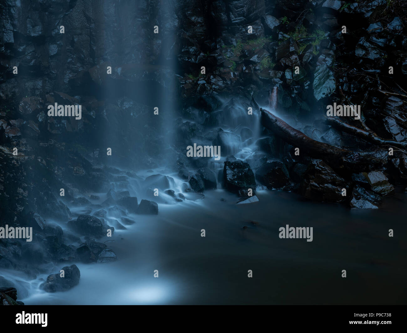 Seidig Wasserfall Landung auf Felsen und einer unten anmelden Stockfoto