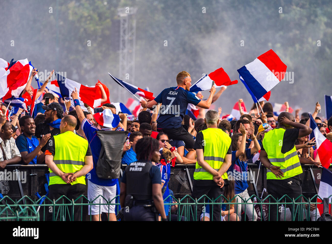 Paris, Frankreich. Am 15. Juli 2018. Große Menschenmengen in Paris, Frankreich die Weltmeisterschaft gewinnen. Paris, Frankreich. Credit: Samantha Ohlsen/Alamy Live Ne Stockfoto