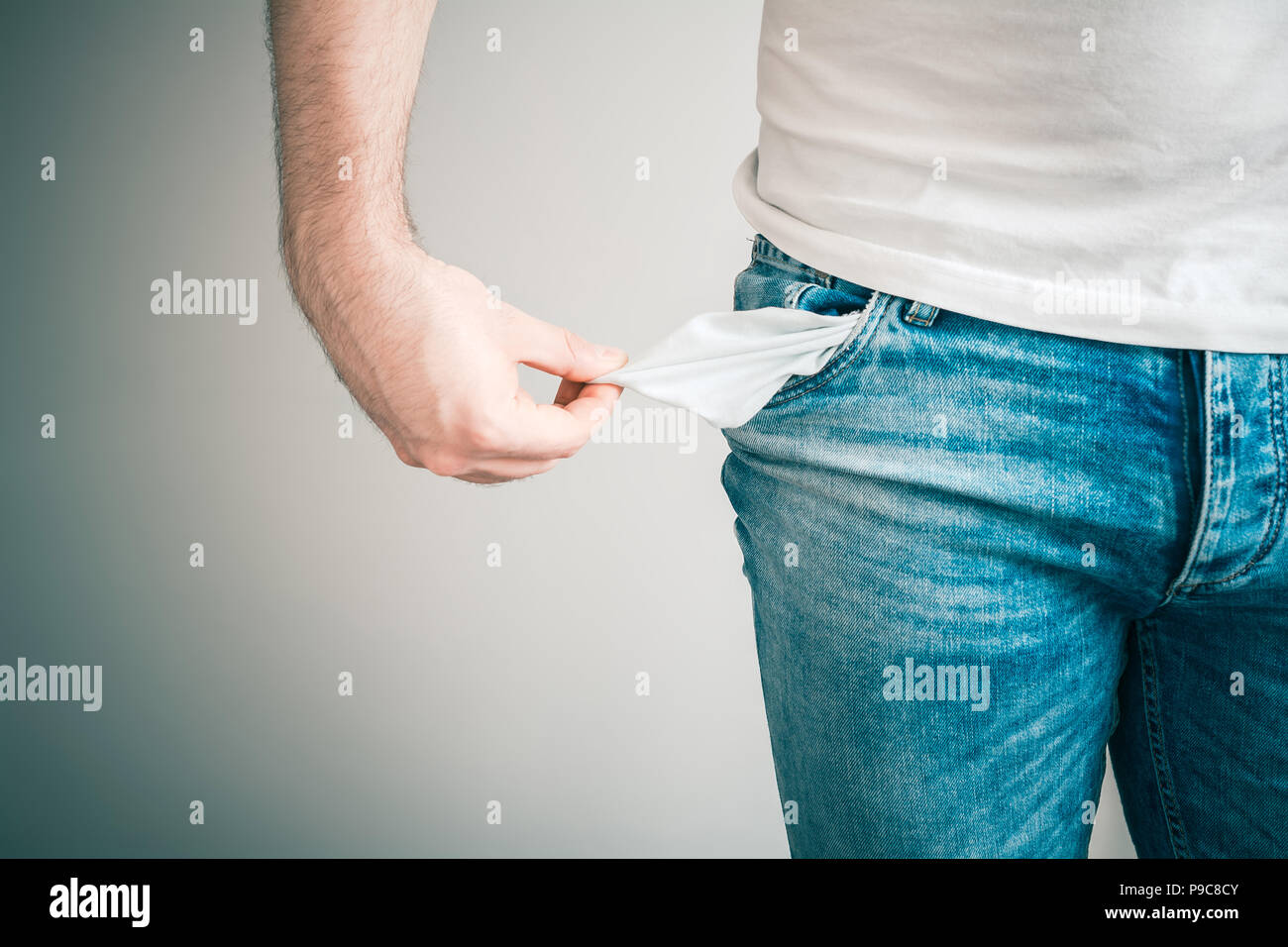 Der Mensch seinen leeren Taschen angezeigt, armer Mann Konzept Stockfoto
